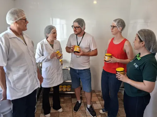 Primeiro apicultor conquista selo SIM para produção legalizada de mel