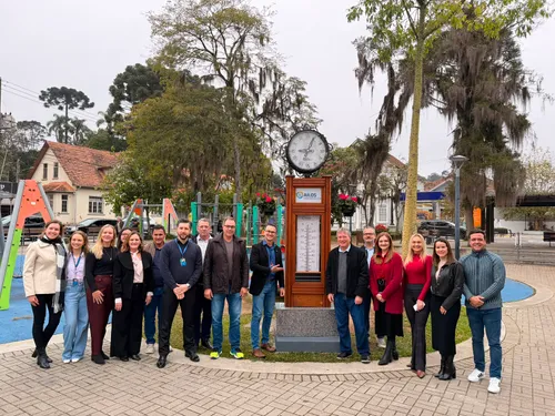 Praça Jardim dos Imigrantes recebe novo relógio monumental em São Bento do Sul