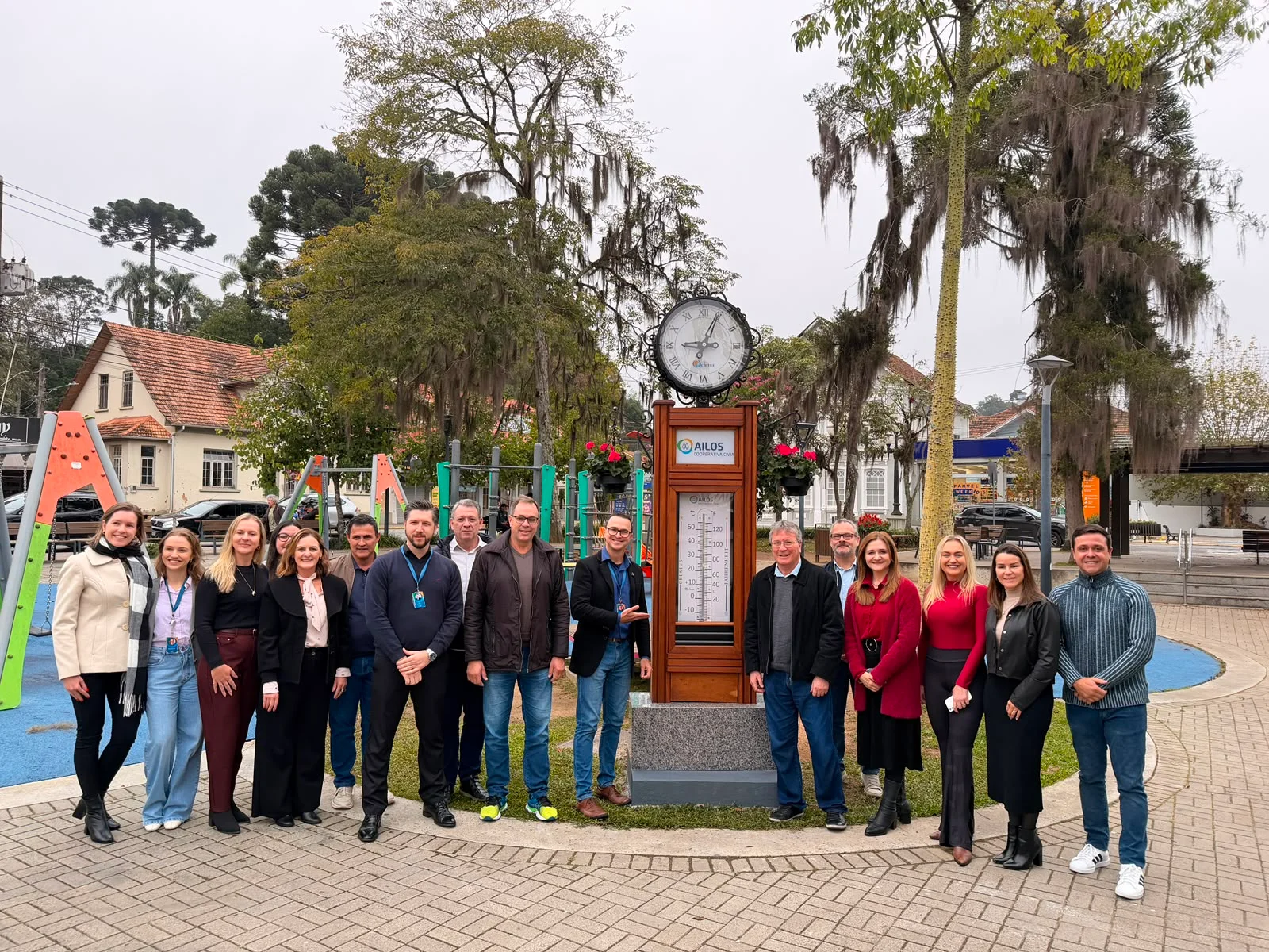 Praça Jardim dos Imigrantes recebe novo relógio monumental em São Bento do Sul