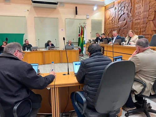 Câmara  aprova projetos para educação e analisa mudanças em contratos temporários