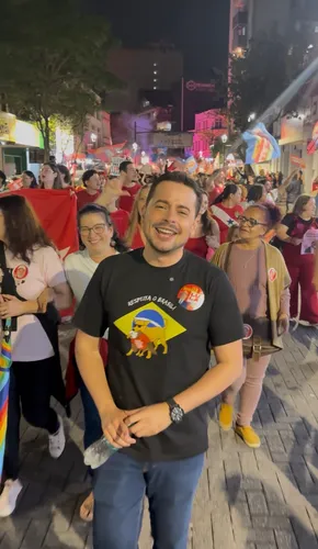 Ato em defesa da democracia reúne milhares de pessoas em Blumenau e destaca mobilização liderada por Jean Volpato e movimentos sociais